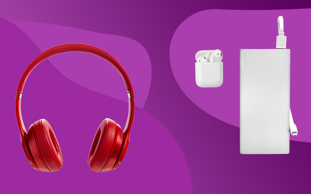 Headphones vermelhos do lado esquerdo e airpods e carregador portátil do lado direto sob um fundo roxo 