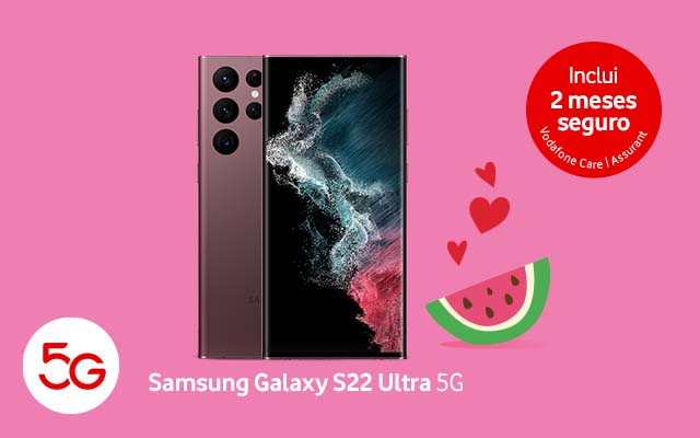 Equipamento Samsung Galaxy S22 Ultra com desenho de uma melancia e corações vermelhos ao lado e selo vermelho com oferta de 2 meses de seguro, tudo sob fundo rosa.