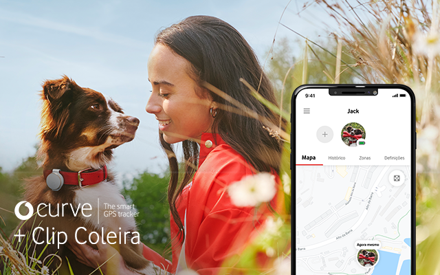 Mulher a agarrar o cão que está a utilizar o Curve e o Pet Clip numa zona de espaço verde, com uma imagem de um telemóvel ligado a utilizar a App Vodafone Smart a localizar o cão..