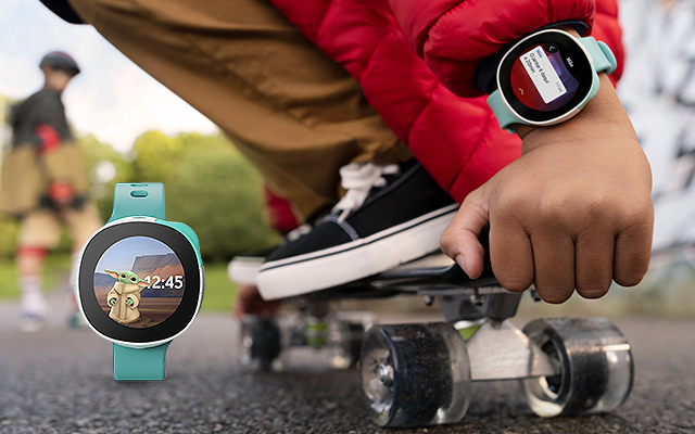 Rapaz em cima de skate com o smartwatch Neo no pulso