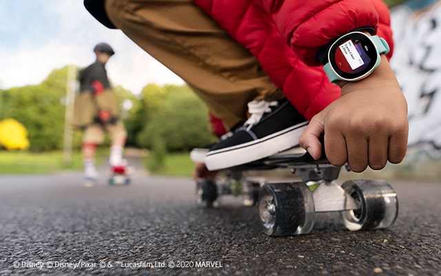 Criança com o smartwatch Neo no pulso enquanto anda de skate 