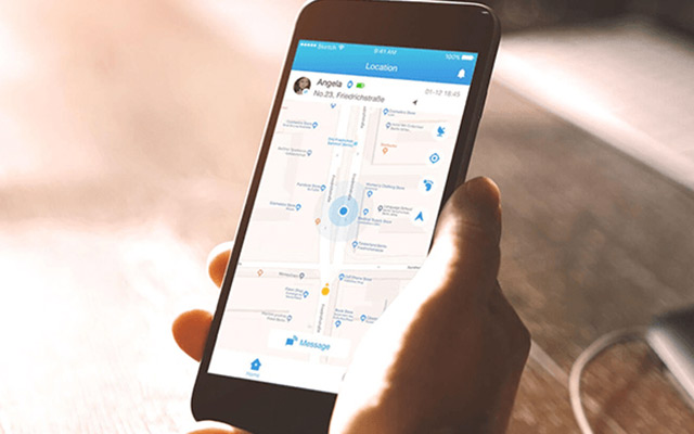 Smartphone com mapa e localização GPS da app TCLMOVE no ecrã 