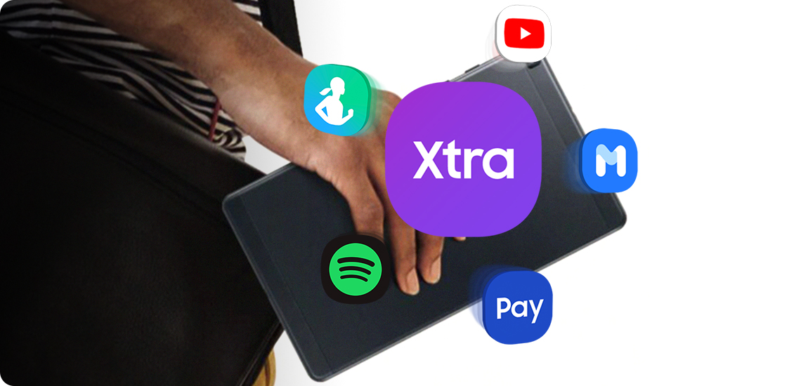 Uma mão a pegar num telemóvel com diversos logos de plataformas