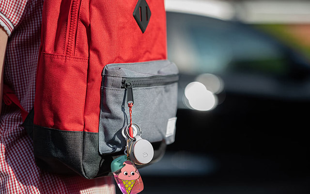 Localizador GPS Curve com porta-chaves preso a uma mochila