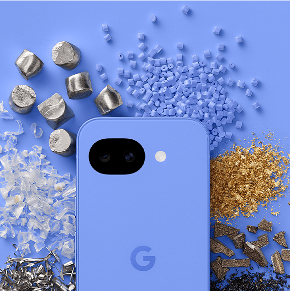 Google Pixel 10a em Lavanda, sobre um fundo de fragmentos e texturas metálicas.
