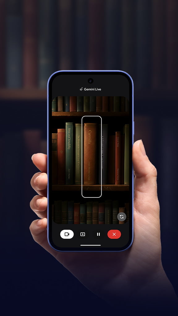 Uma mão a segurar um dispositivo Pixel num ambiente de livraria, com filas de livros visíveis no ecrã.