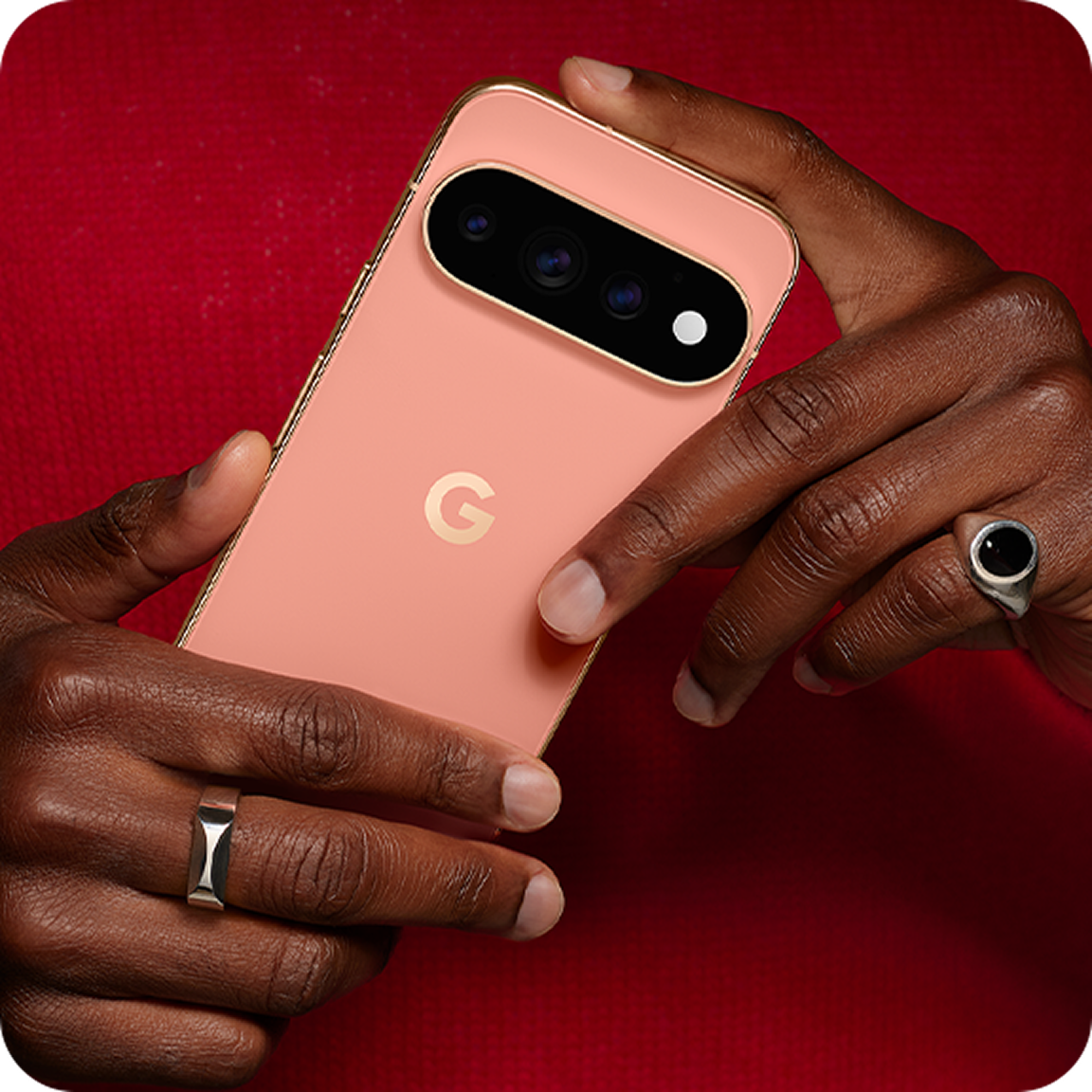 Imagem de mãos a segurar um Google Pixel 11 Pro em Rosa Canyon.