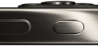 Vista lateral do iPhone 15 Pro com design em titânio a mostrar um botão de volume e o botão Ação