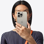Pessoa a segurar o iPhone Pro Max à frente da cara