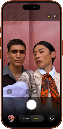 Vista frontal do iPhone 17 Pro a mostrar a funcionalidade Enquadramento central para fotografias