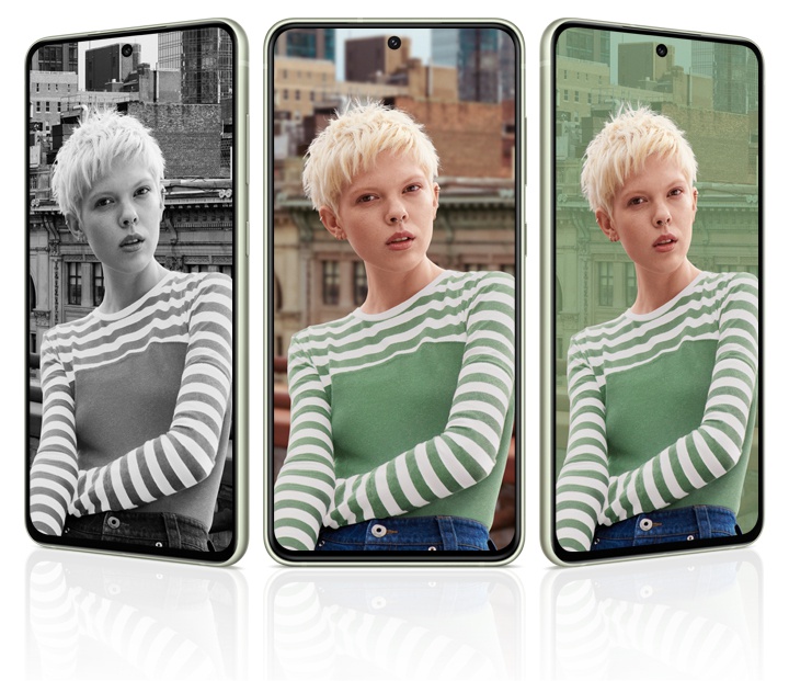 Três Samsung Galaxy S21 FE 5G com ecrã desbloqueado. O primeiro com uma imagem de uma mulher a preto e branco, o segundo com uma imagem de uma mulher a cores e o terceiro com uma imagem de uma mulher em tons de verde.
