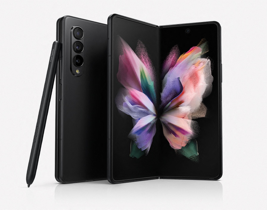 Samsung Galaxy Z Fold3 5G preto visto de trás ao lado de uma S Pen preta, e visto de frente com o ecrã aberto e um fundo colorido