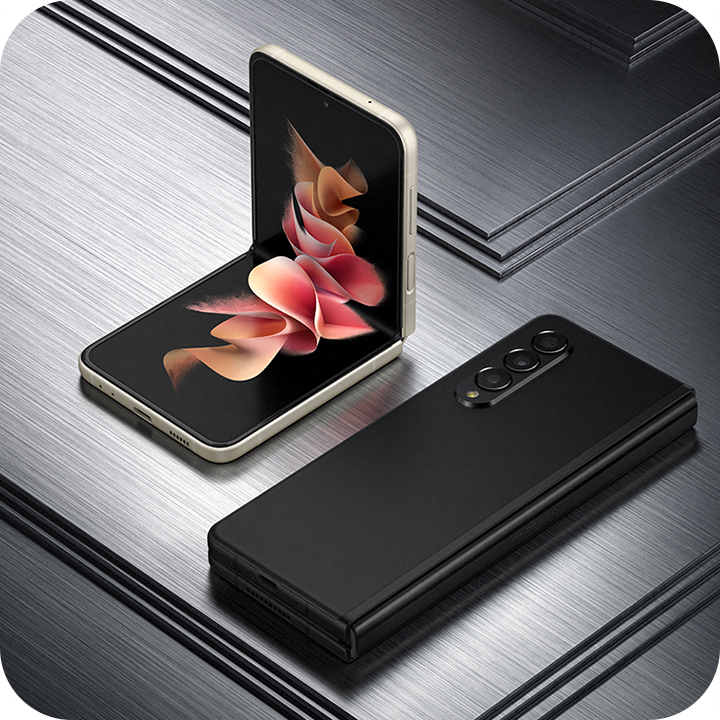 Samsung Galaxy Z Fold 3 5G fechado e Galaxy Z Flip3 5G dobrado sobre uma superfície de alumínio