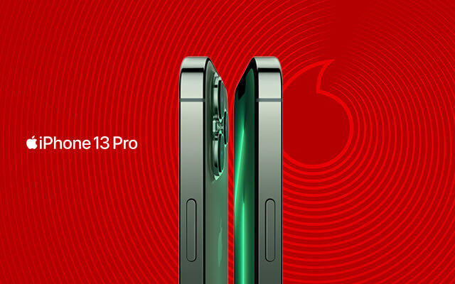 Imagem lateral traseira e frontal de iphone 13 Pro verde em fundo vermelho
